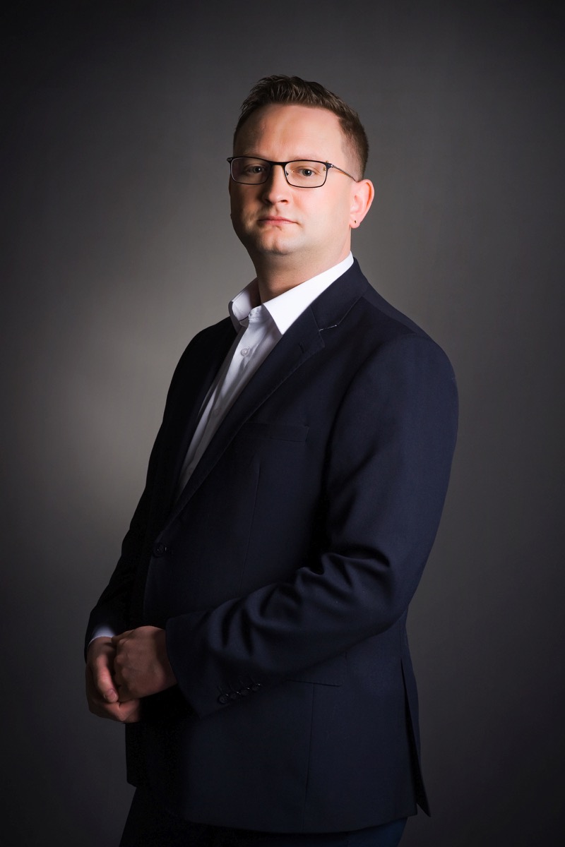 Kierowcy i spedytorzy wspólnie dbający o terminowość dostaw.